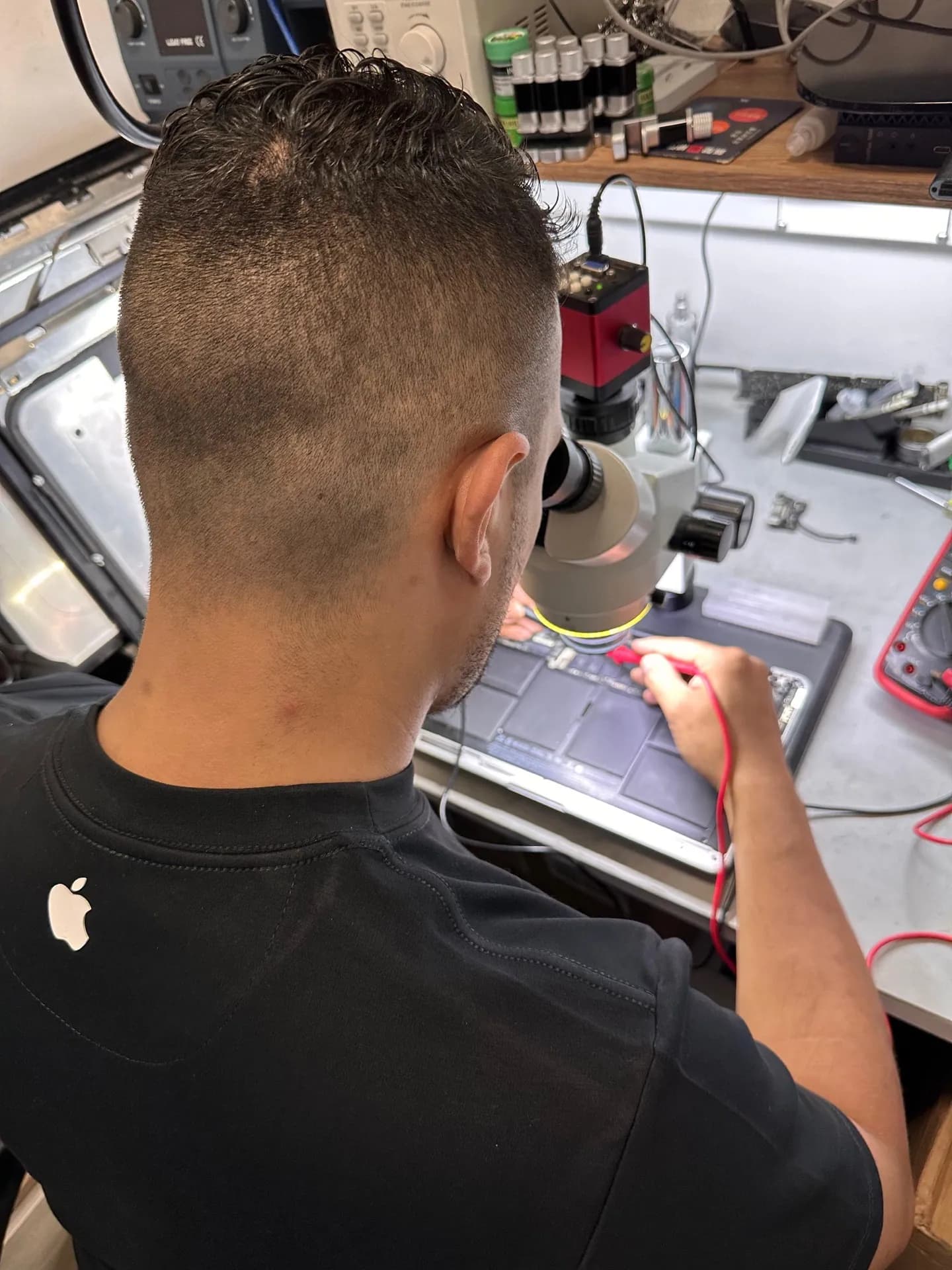 Laboratorio técnico de iSolution — reparación Apple en Medellín