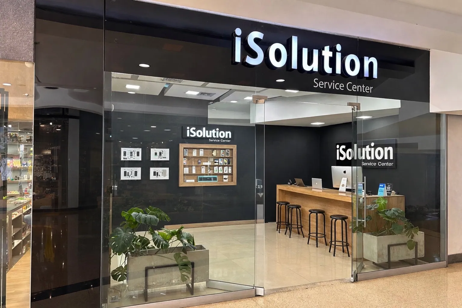 Pasillo de iSolution en Premium Plaza