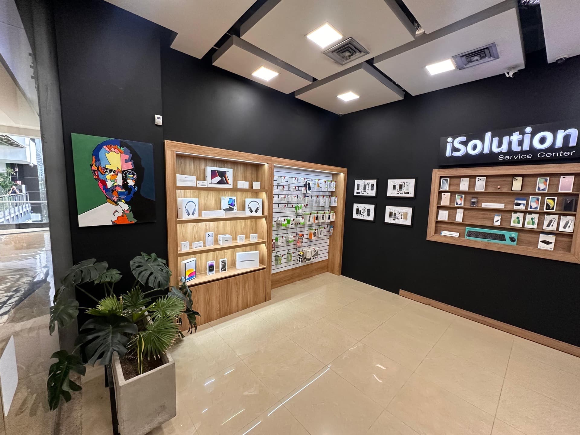 Local iSolution en Premium Plaza